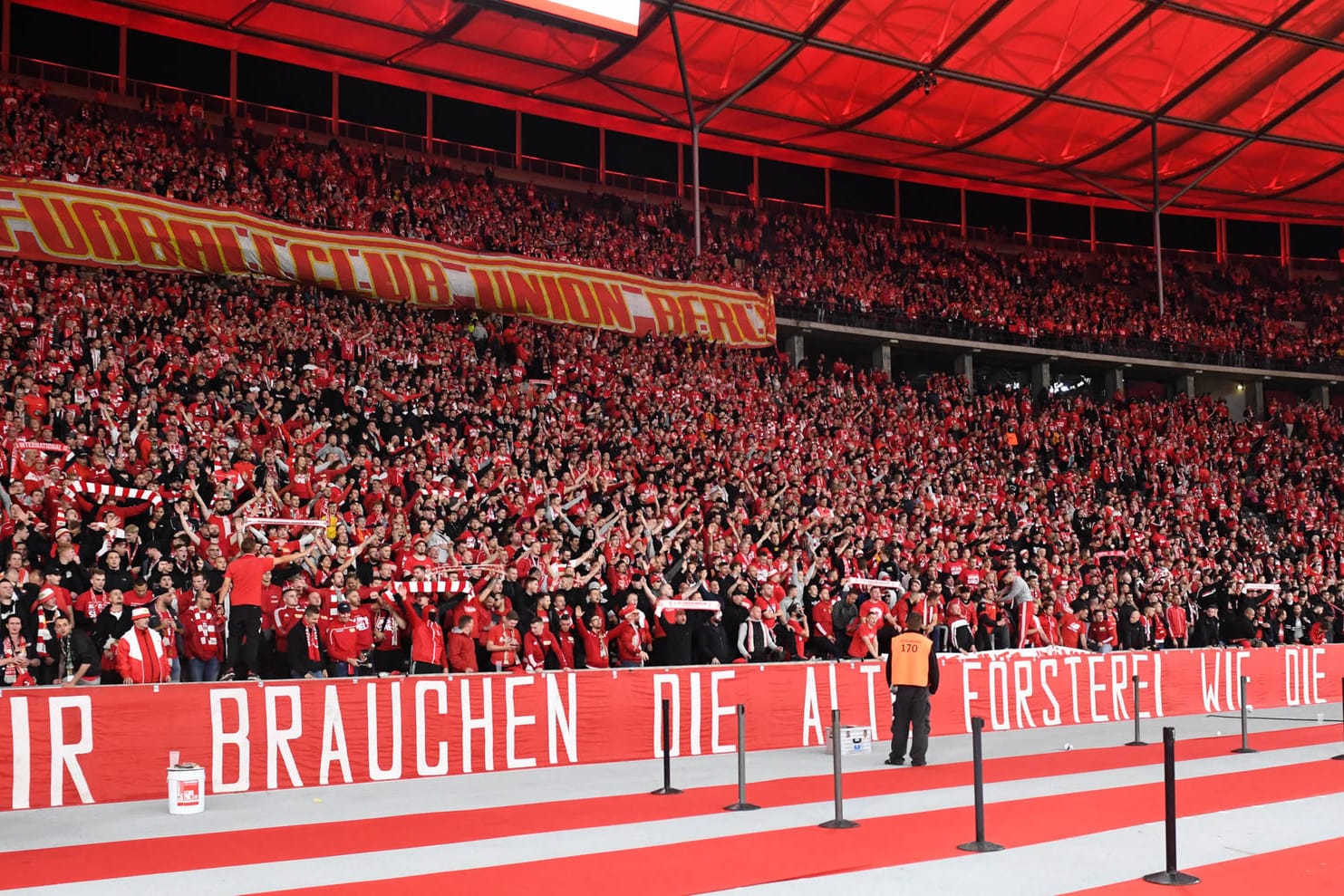 Fans von Union Berlin im Olympiastadion: Die Köpenicker ziehen bei Spielen der Conference League in die Spielstätte von Konkurrent Hertha um.