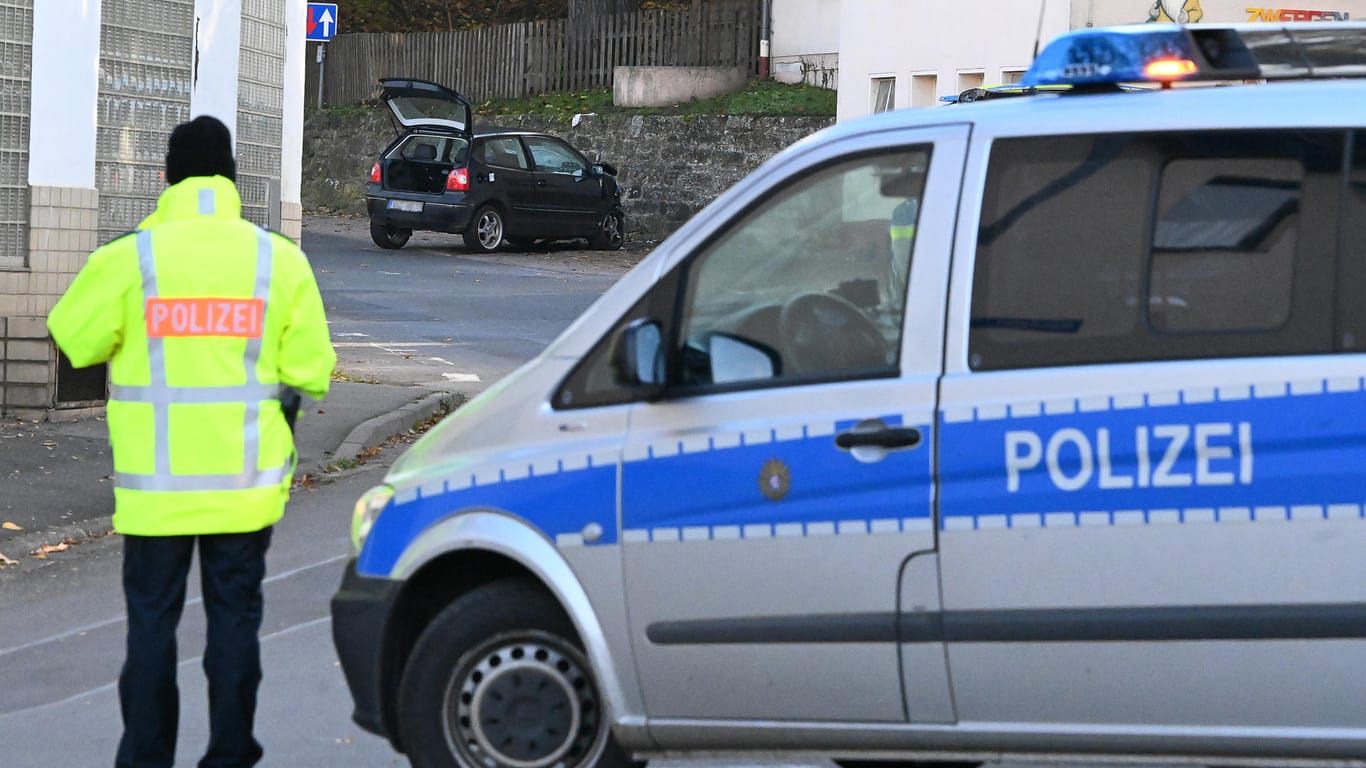 Polizei am Unfallort in Witzenhausen: Der schwarze VW Polo im Hintergrund war in eine Gruppe Kinder gefahren.