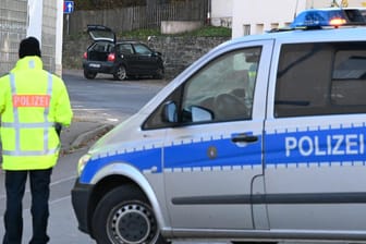 Polizei am Unfallort in Witzenhausen: Der schwarze VW Polo im Hintergrund war in eine Gruppe Kinder gefahren.
