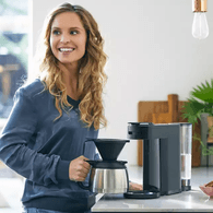 Mit einer 2-in-1-Kaffeemaschine von Philips können Sie sowohl Filter- als auch Padkaffee zubereiten.