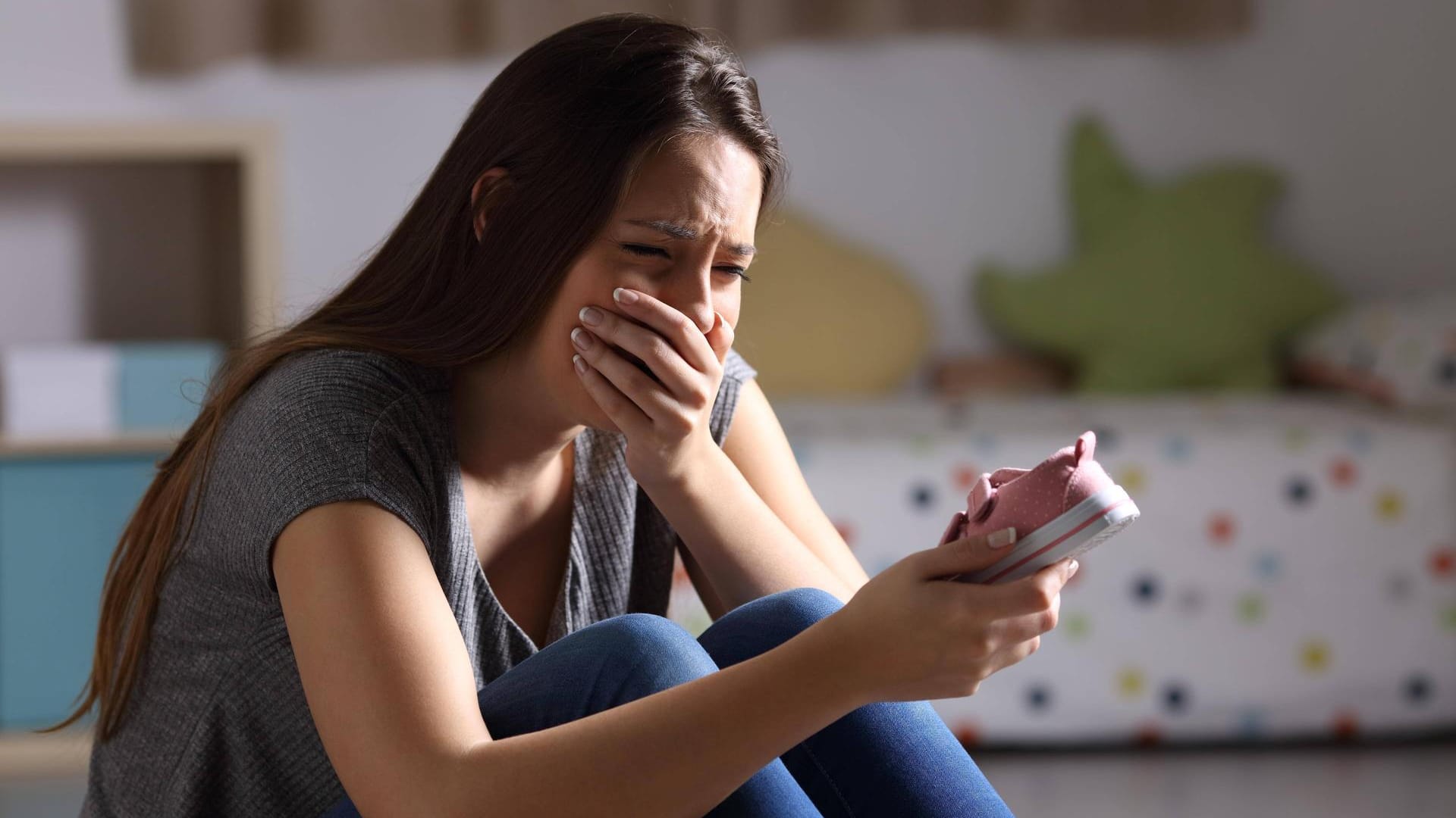 Trauer: Wenn Vater und Mutter ähnlich mit der Trauer um eine Fehlgeburt umgehen, kann es die Partnerschaft stärken.