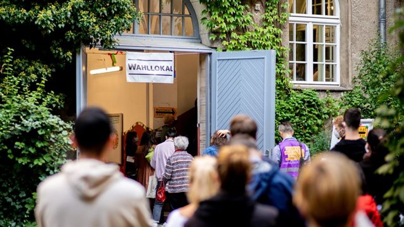 Zahlreiche Wählerinnen und Wähler warten in Berlin in einer langen Schlange vor einem Wahllokal (Archivbild): In der Hauptstadt kam es am Wahltag zu zahlreichen Pannen.