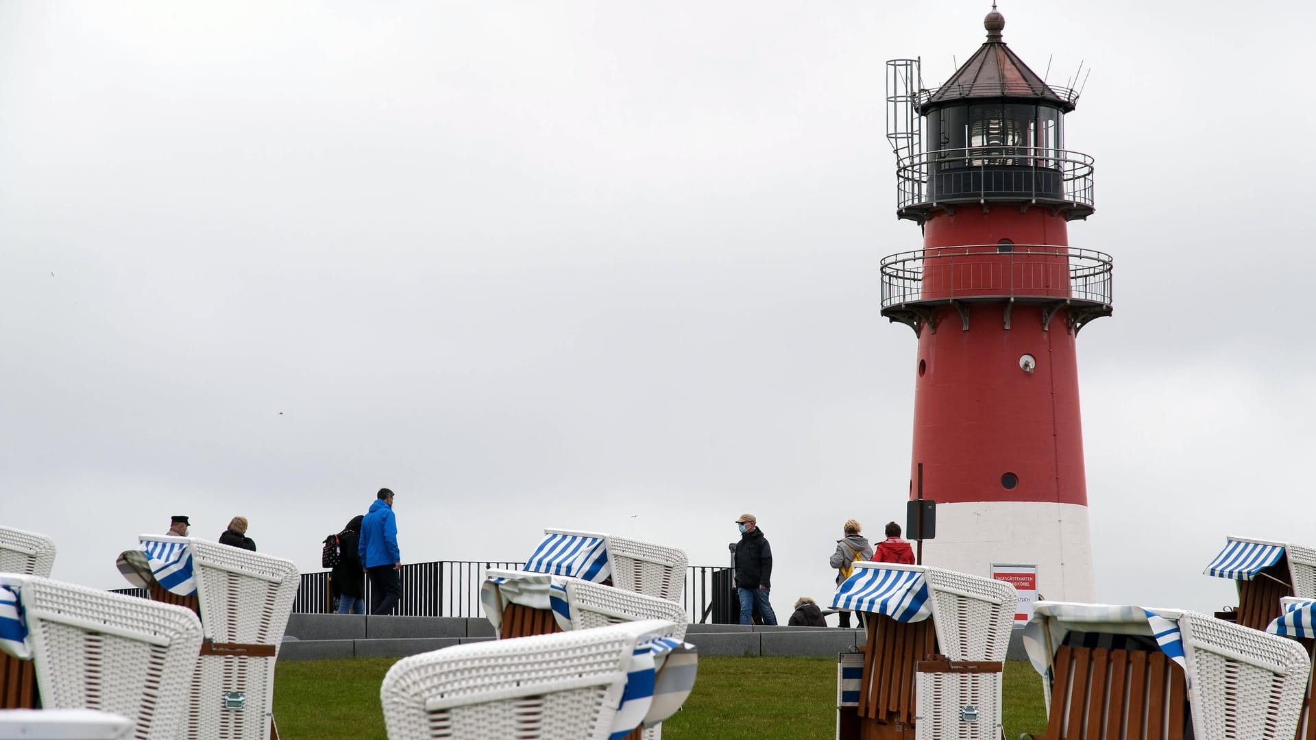 Strand von Büsum: Mittlerweile kommen auch im Winter gerne Touristen in das Nordsee-Örtchen.