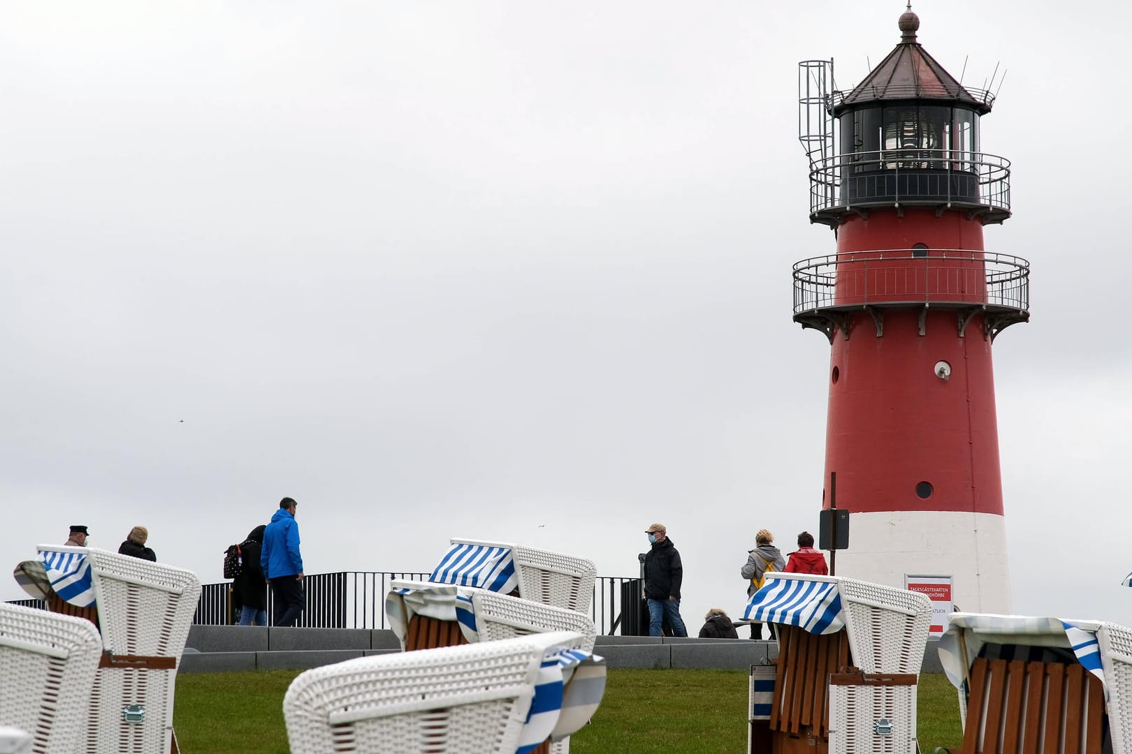 Strand von Büsum: Mittlerweile kommen auch im Winter gerne Touristen in das Nordsee-Örtchen.