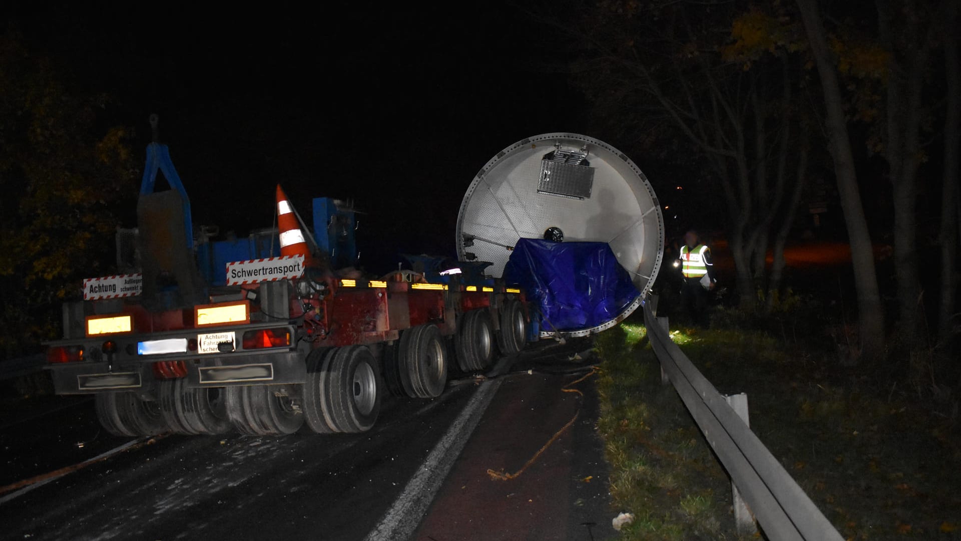 Das Turmsegment rutschte vom Transporter: Die Fahrbahn musste voll gesperrt werden.