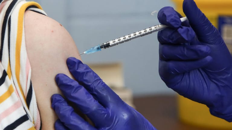 Corona-Impfung: Immer mehr Menschen erkranken trotz Immunisierung am Coronavirus.