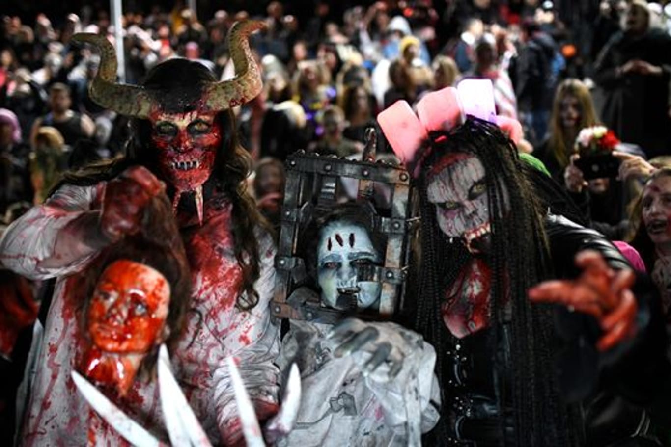 Als Zombies geschminkte Menschen nehmen am "Zombie-Walk" in der Essener Innenstadt teil (Archivbild): Das Spektakel lockt jedes Jahr viel Schaulustige an.