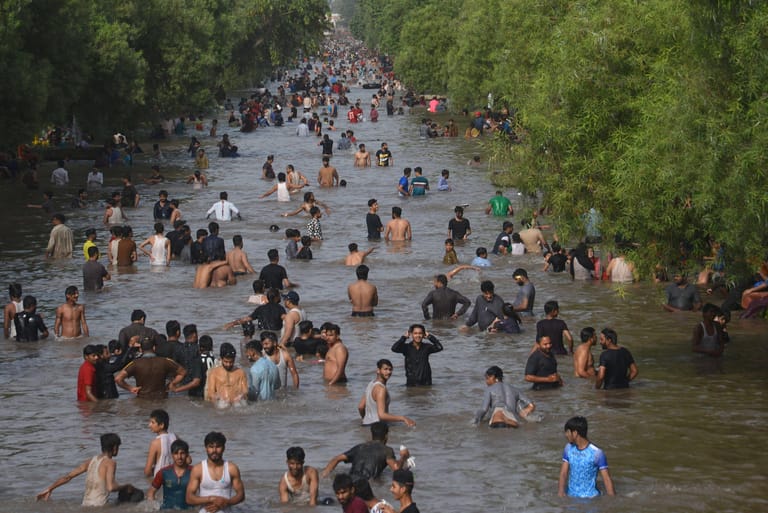 Extremhitze: Bei 43 Grad im pakistanischen Lahore denken die Menschen nur an eines – Abkühlung. Forscher erklären die zunehmenden Hitzewellen mit der Klimakrise. Durch seine geographische Lage ist Pakistan besonders vulnerabel, die jährlichen Schäden durch Naturereignisse gehen in die Milliarden.