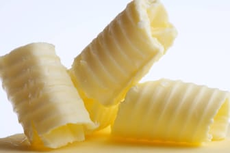 Butter: Weil die Herstellungskosten steigen, wird wohl bald auch an der Supermarktkasse mehr für Butter verlangt.