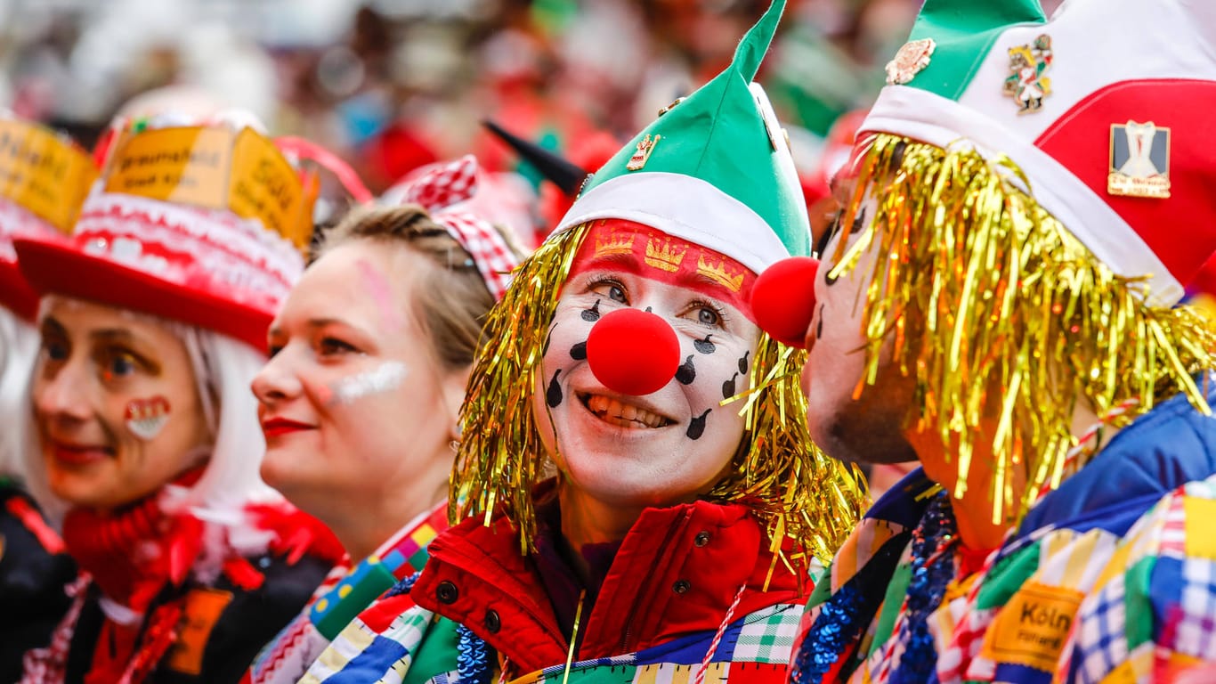 Jecken beim Kölner Karneval (Archivbild): In diesem Jahr gelten strikte Corona-Regeln.