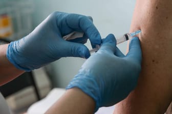 Corona-Impfung: Seit Februar wurden circa 55 Millionen Menschen vollständig geimpft, zeigt der RKI-Wochenbericht.