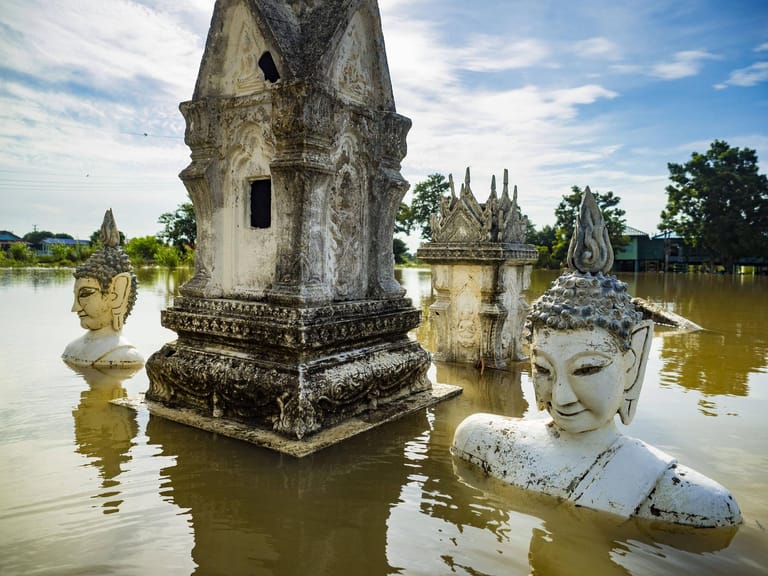 Thailand wird in den nächsten 30 Jahren Experten zufolge mit "extremen Risiken" zu kämpfen haben. Schon jetzt stellt das südostasiatische Land immer neue Hitzerekorde auf. Immer heftigere Regenfälle fluten Städte und Ackerland, es kommt zu Ernteausfällen und Hunger.