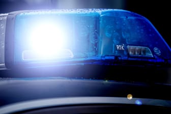 Ein Polizeifahrzeug mit Blaulicht (Symbolbild): In Köln hat eine Frau versucht, eine Tankstelle zu überfallen.