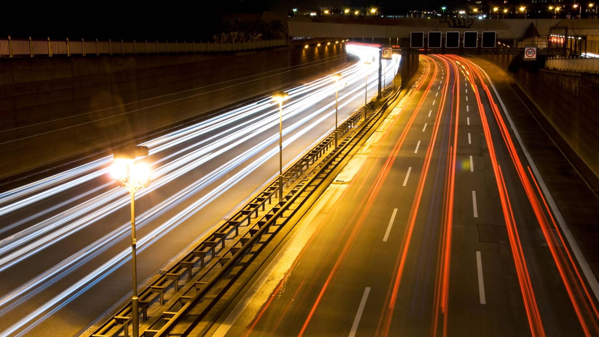 Die Avus der A115 in Berlin: Ein Raser hat die Polizei hier mit 187 km/h überholt. Die Avus der A115 in Berlin: Ein Raser hat die Polizei hier mit 187 km/h überholt.