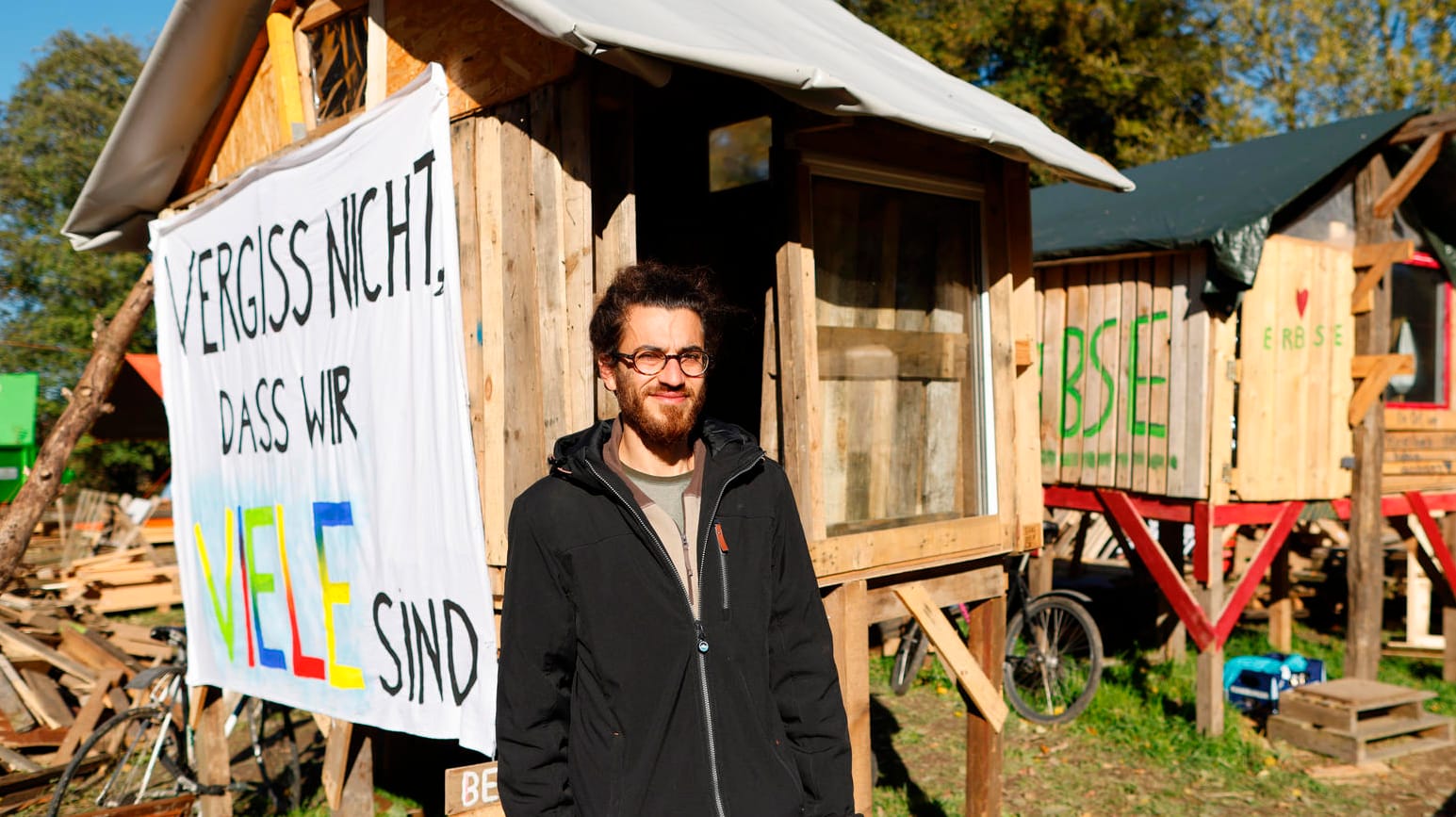 Florian Özcan im Unterstützer Camp: Der Student kämpft für die Rettung des Dorfes.