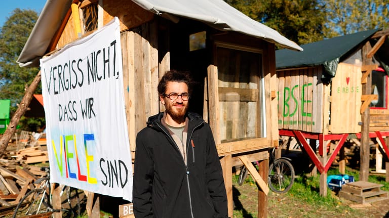 Florian Özcan im Unterstützer Camp: Der Student kämpft für die Rettung des Dorfes.