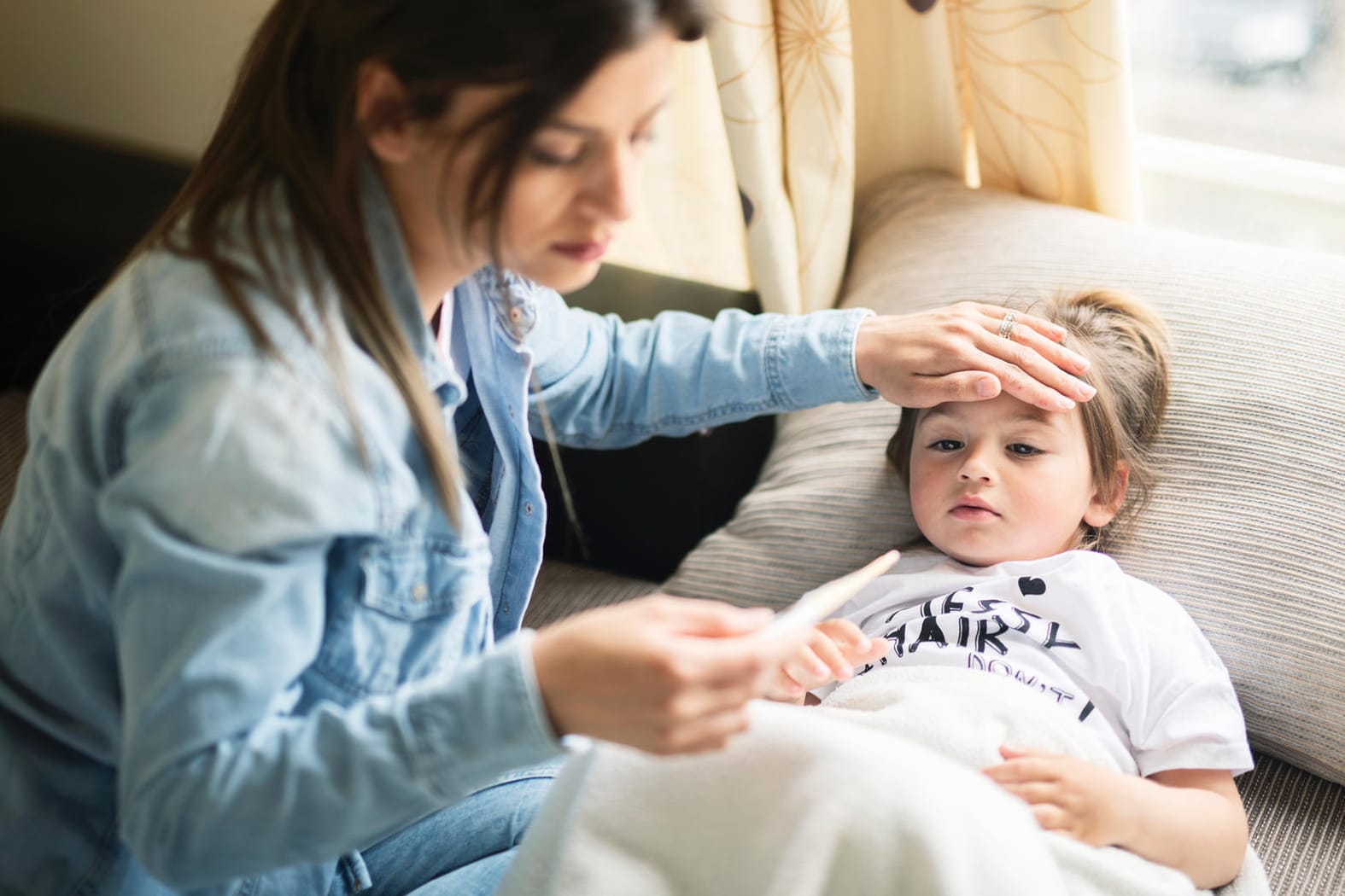 Kind mit Fieber: An rheumatischem Fieber erkranken vor allem Kinder und Jugendliche.