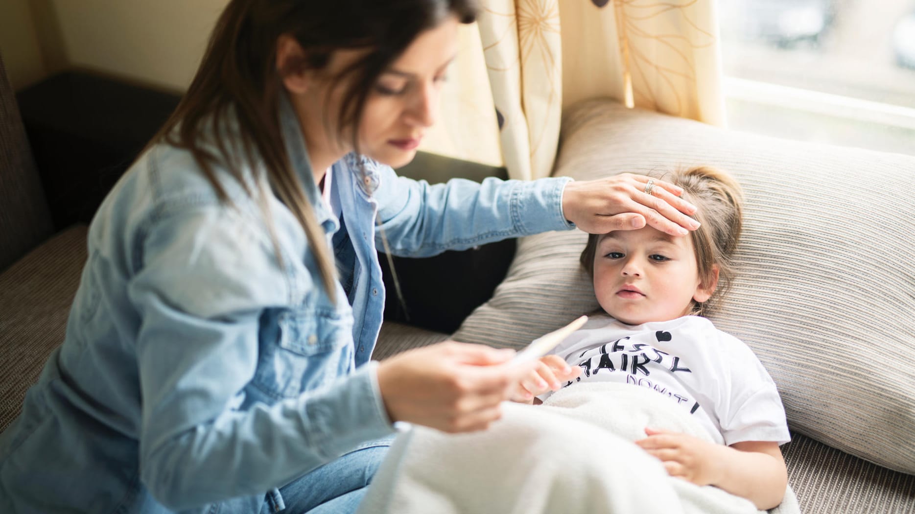 Kind mit Fieber: An rheumatischem Fieber erkranken vor allem Kinder und Jugendliche.