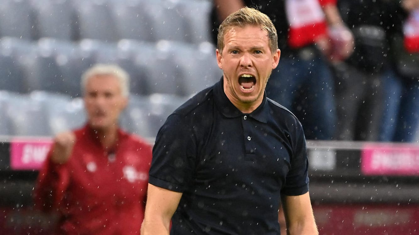 Julian Nagelsmann: Der Bayern-Coach konnte die Blamage gegen Gladbach nicht von der Seitenlinie aus erleben.