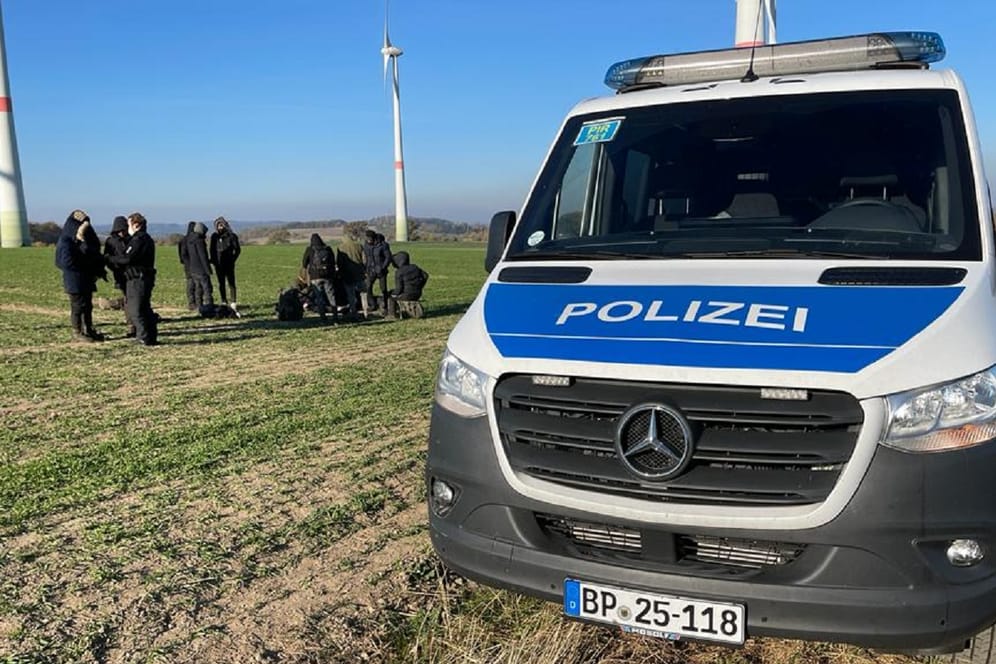 Geflüchtete in der Nähe der Autobahn 4 (Görlitz-Dresden): In der Nähe wurde ein Toter gefunden.