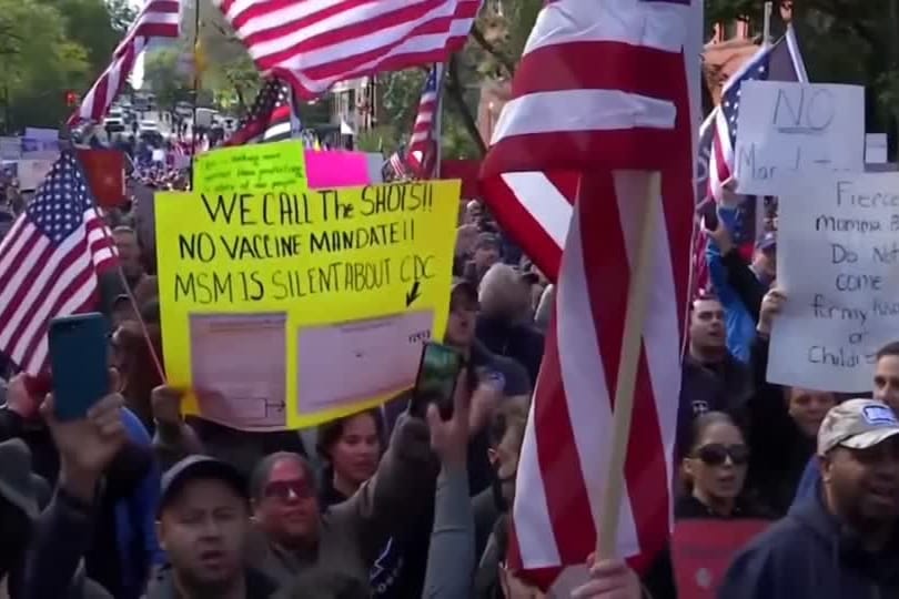 Proteste in New York: Die Feuerwehr-Gewerkschaft will, dass ein Gericht die Impfpflicht aussetzt.