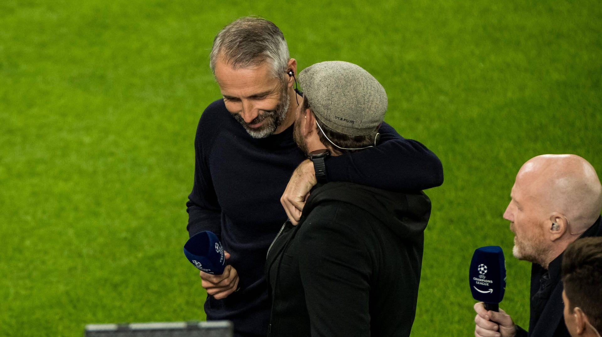 Marco Rose umarmt Steffen Baumgart (Archivbild): Die BVB- und FC-Coaches gehen mit viel Respekt voreinander ins Spiel am Samstag.