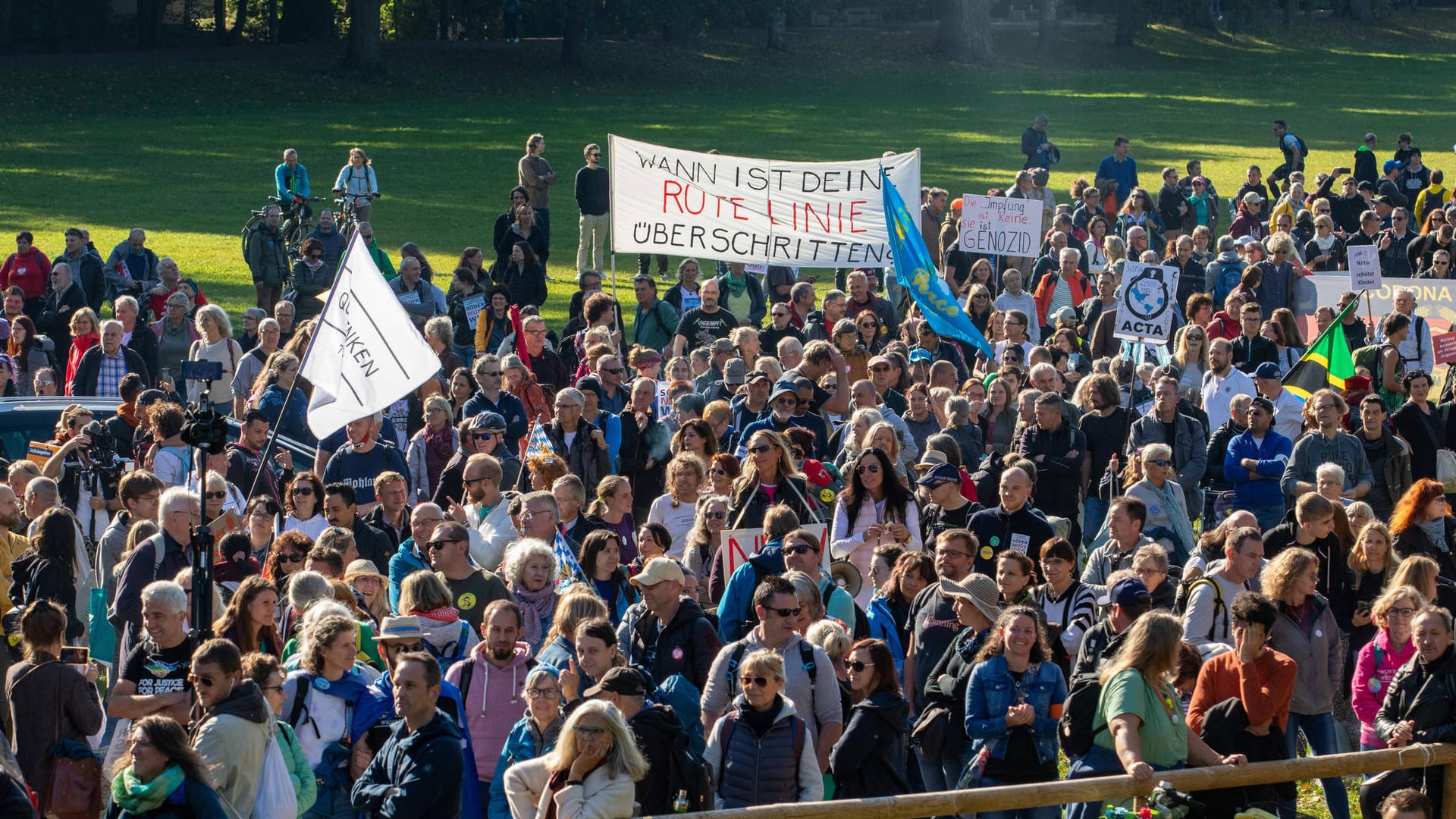 Querdenker-Demo: Viele Corona-Leugner glauben an teils absurde Theorien.