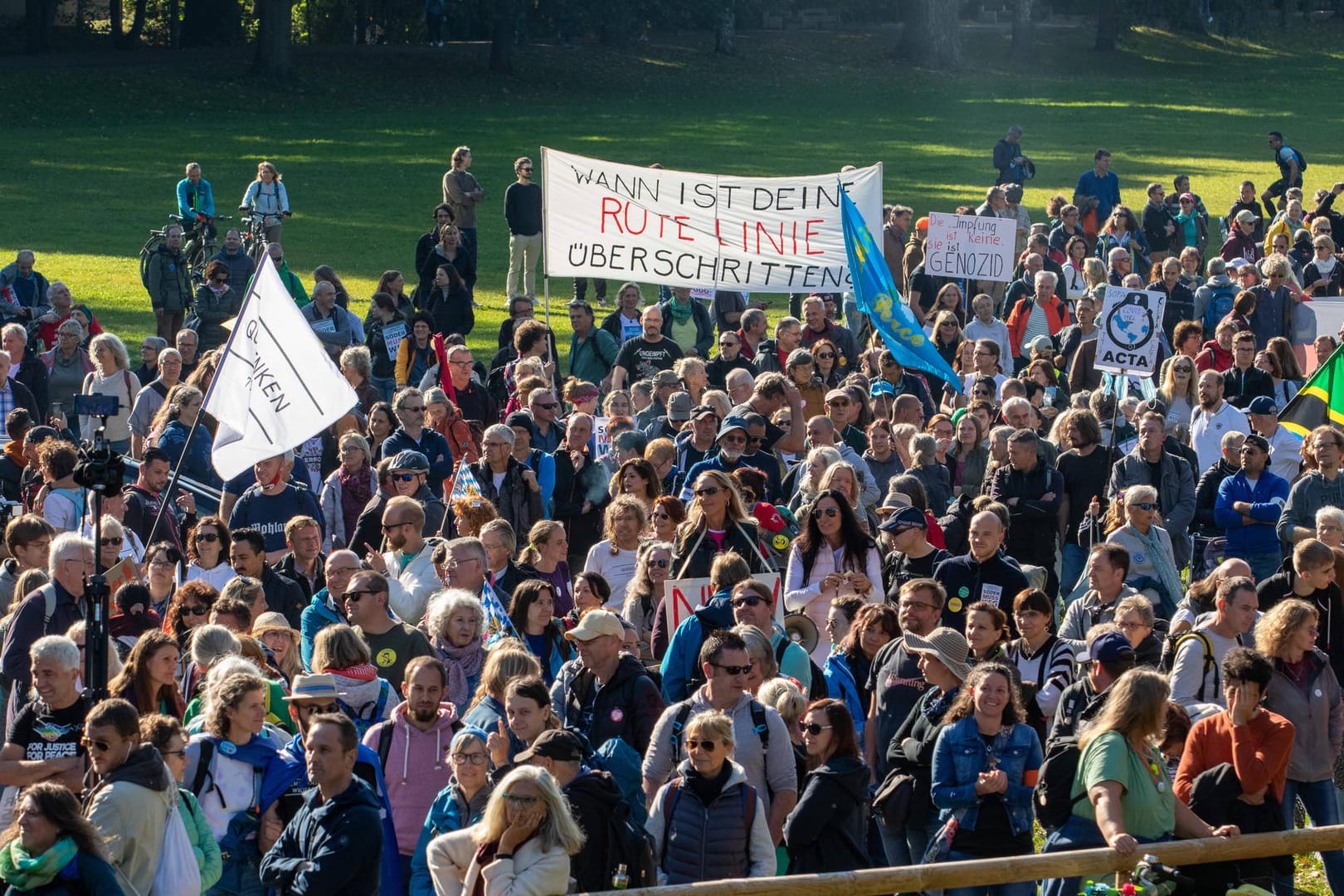 Querdenker-Demo: Viele Corona-Leugner glauben an teils absurde Theorien.