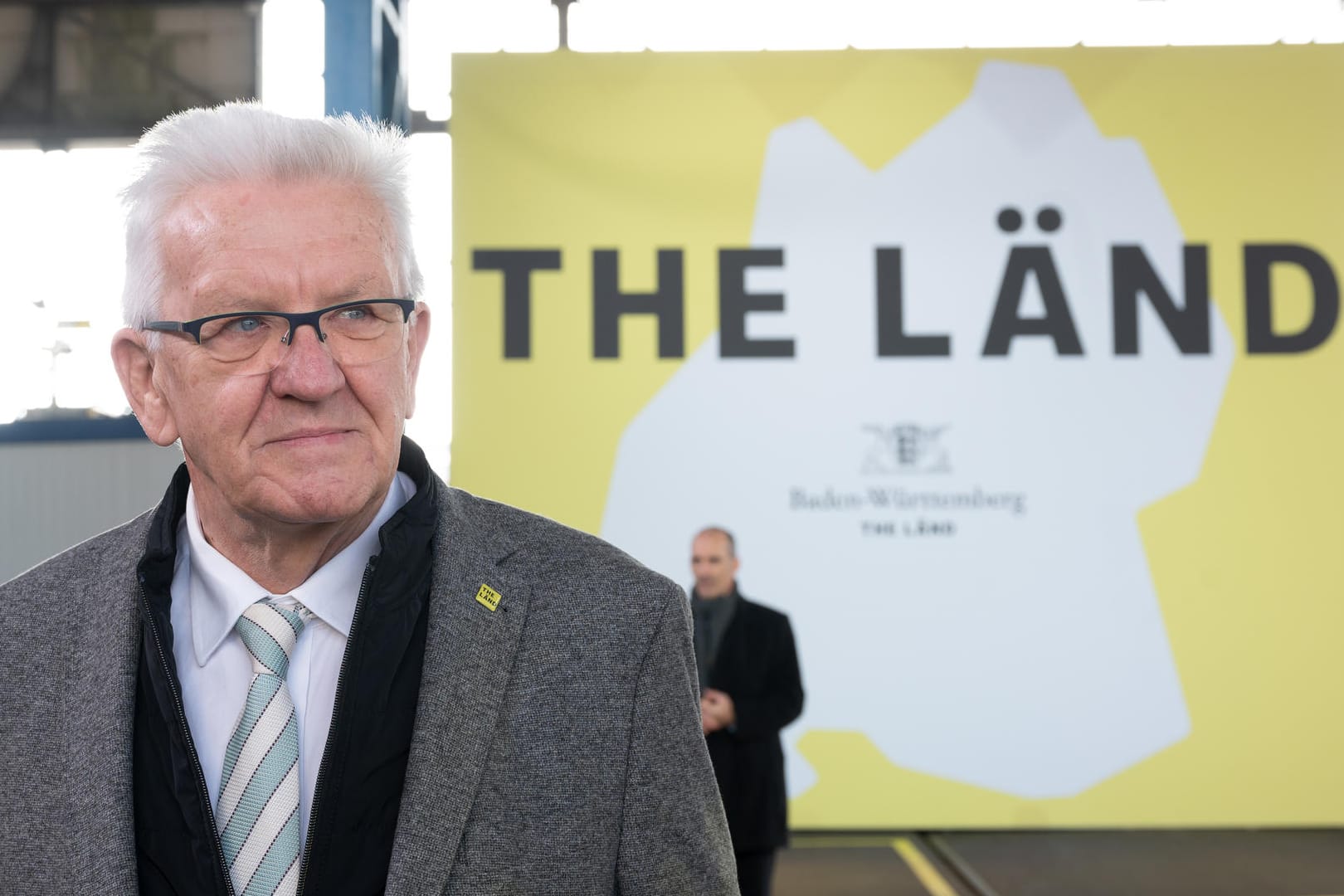 Winfried Kretschmann vor dem neuen Slogan: Das Netz spottet über Baden-Württemberg.
