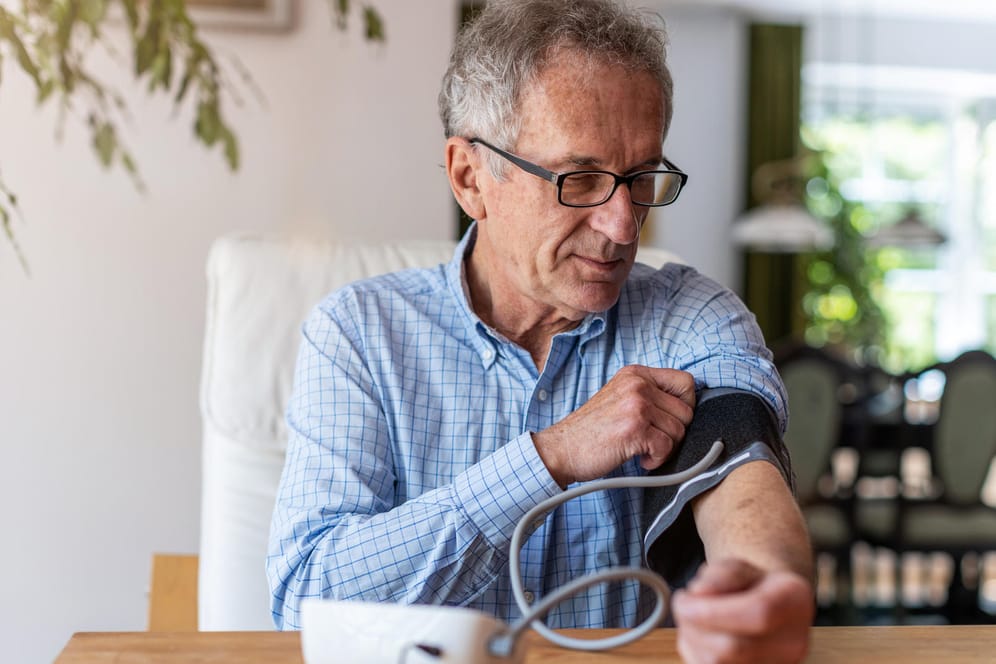 Blutdruck messen: Hypertonie-Patienten sollten regelmäßig ihre Werte kontrollieren.