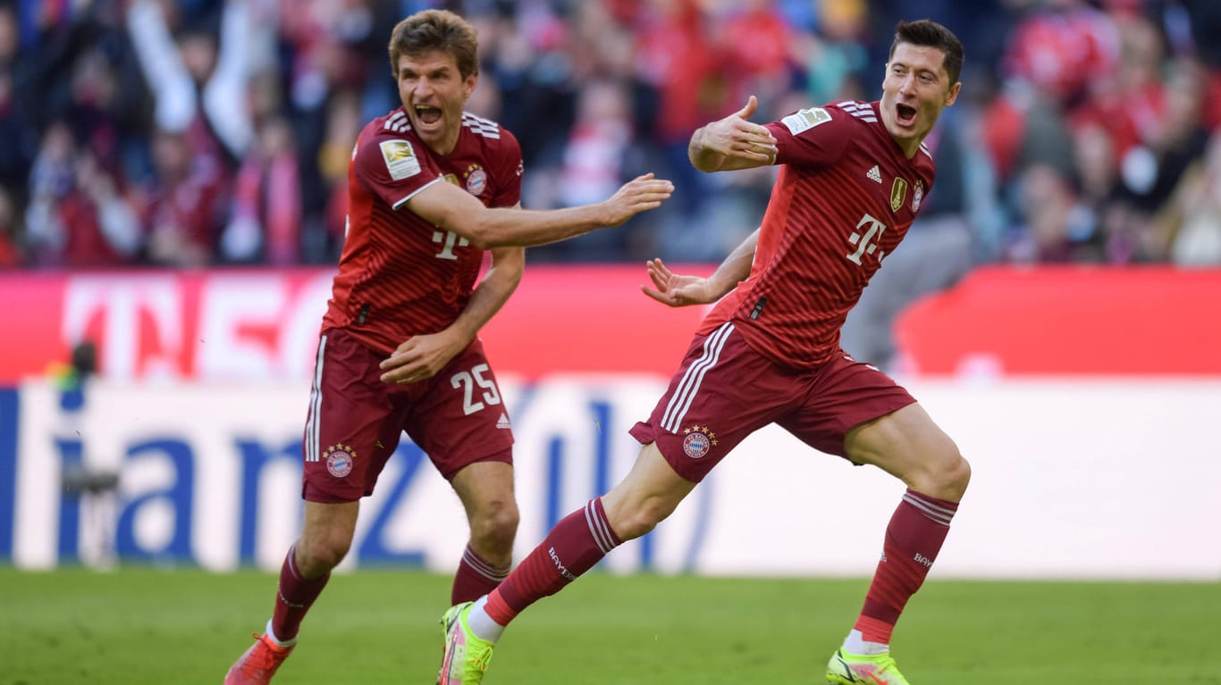 Thomas Müller und Robert Lewandowski (r.): Die Bayern-Stars werden im kommenden Jahr eine zweimonatige Winterpause aufgrund der WM in Katar haben.