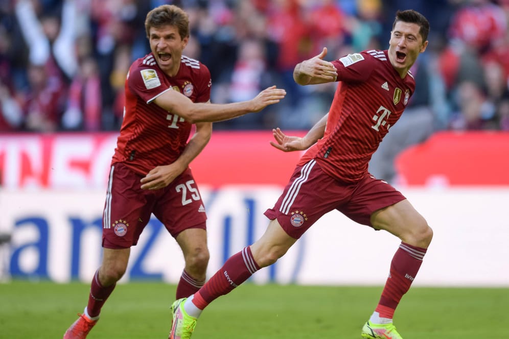 Thomas Müller und Robert Lewandowski (r.): Die Bayern-Stars werden im kommenden Jahr eine zweimonatige Winterpause aufgrund der WM in Katar haben.