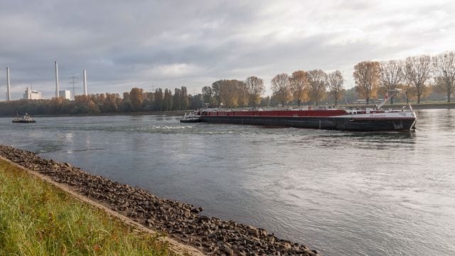 Zwei Schiffe haben sich im Rhein festgefahren