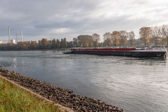 Zwei Schiffe haben sich im Rhein festgefahren