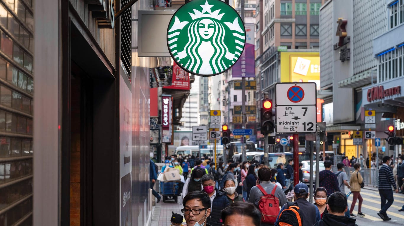 Eine Starbucks-Filiale in Hongkong (Archivbild): Das Unternehmen steht in China vor Problemen.