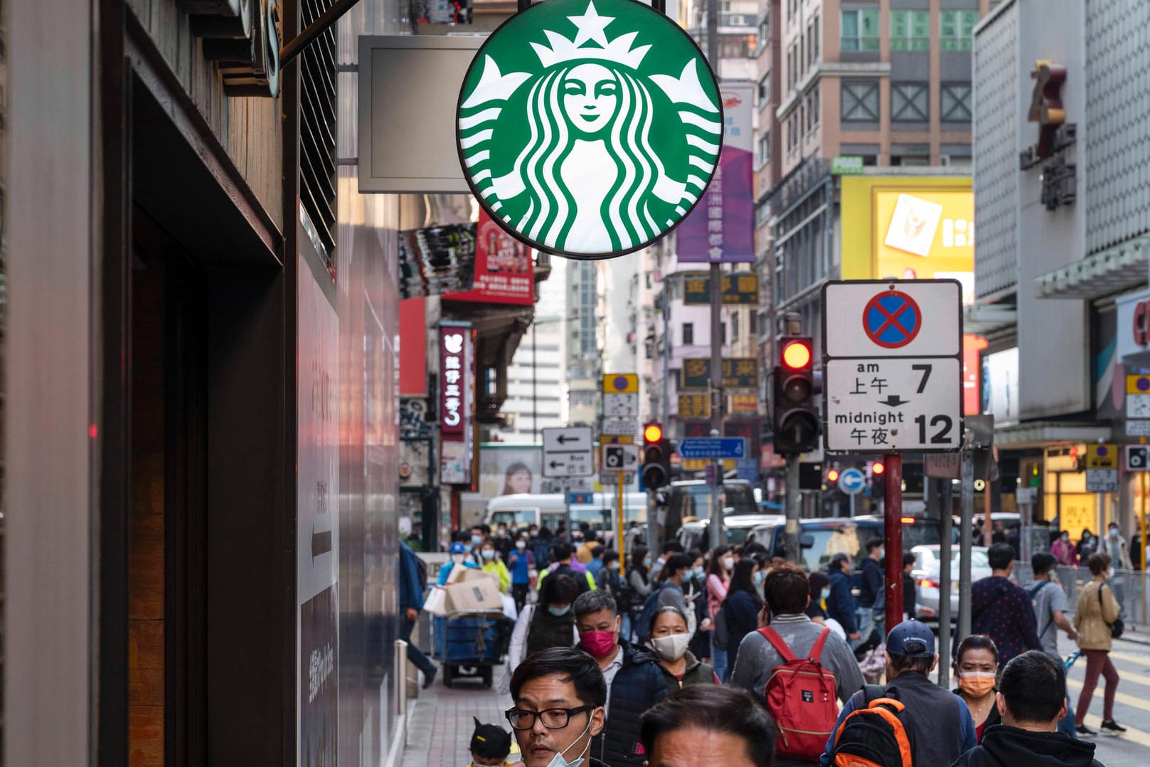 Eine Starbucks-Filiale in Hongkong (Archivbild): Das Unternehmen steht in China vor Problemen.