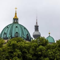 Fernsehturm zusammen mit den Kuppeln des Berliner Doms: Eine Gruppe hatte eine Andacht gestört.