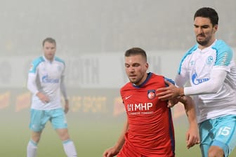 Robert Leipertz schirmt den Ball gegen Schalkes Marcin Kaminski ab (v.l.).