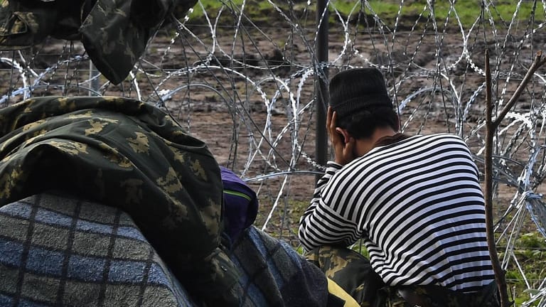 Ein afghanischer Geflüchteter an der Grenze zwischen Belarus und Polen: Über diese Route kamen zuletzt auch Tausende Menschen nach Deutschland.