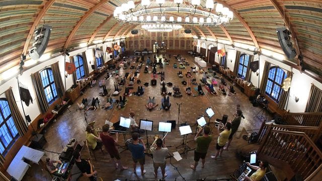Konzert von LaBrassBanda mit Yoga "Yoga Symphony No. 1" Konzert von LaBrassBanda mit Yoga "Yoga Symphony No. 1"
