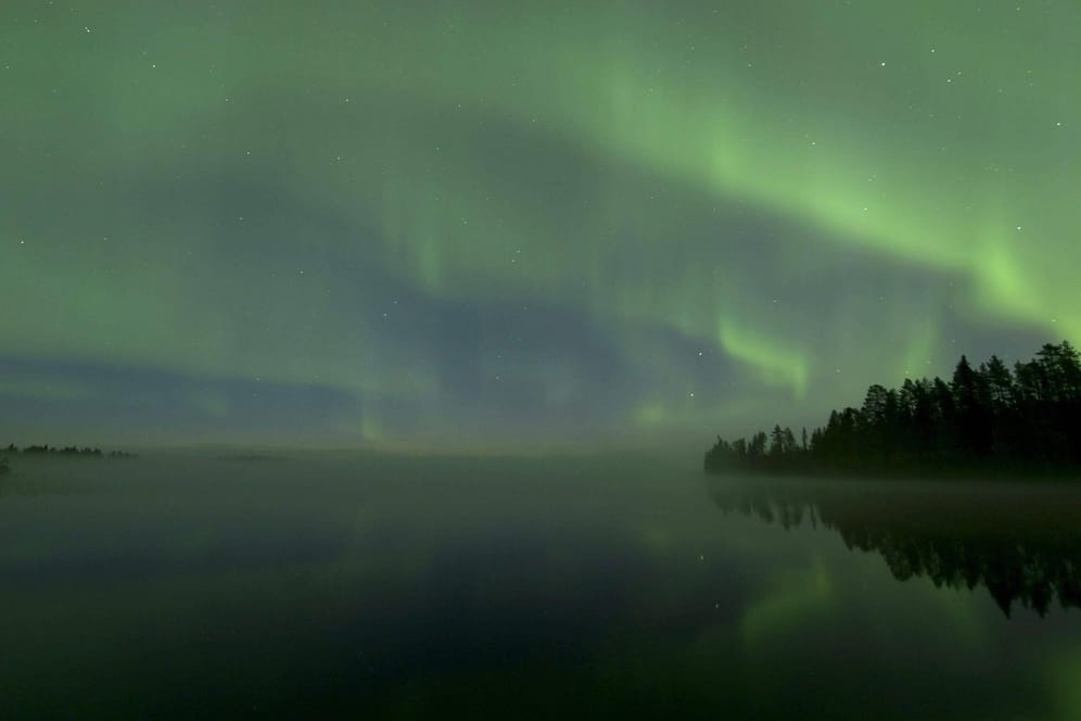 Polarlichter über dem Piispajärvi-See in Finnland: Diese Himmelserscheinung könnte in den nächsten Tagen auch in Deutschland zu sehen sein.