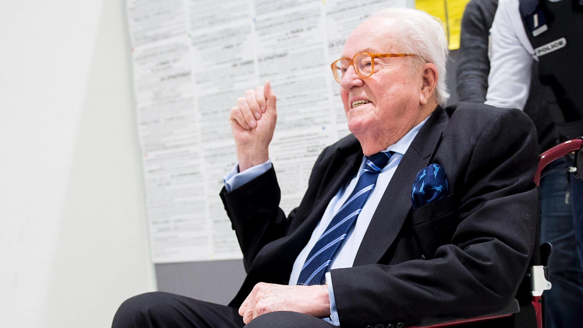 Jean Marie Le Pen sitzt im Rollstuhl im Gerichtsaal (Archivbild): Der 93-jährige ist jetzt in einem Fall wegen Aufruf zum Rassenhass freigesprochen worden.