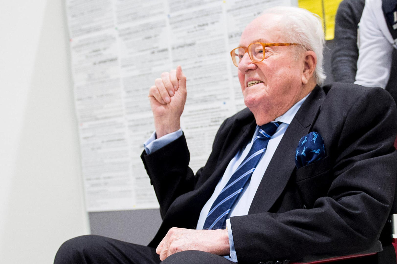 Jean Marie Le Pen sitzt im Rollstuhl im Gerichtsaal (Archivbild): Der 93-jährige ist jetzt in einem Fall wegen Aufruf zum Rassenhass freigesprochen worden.