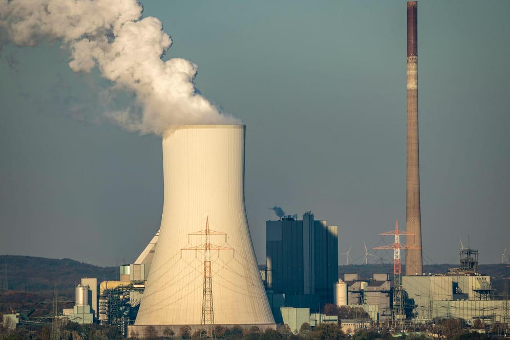 Der Kühlturm des Kohlekraftwerks in Duisburg-Walsum (Archivbild): Der Markt könnte den Kohleausstieg schneller regeln als die Politik, sagt ein Ökonom.