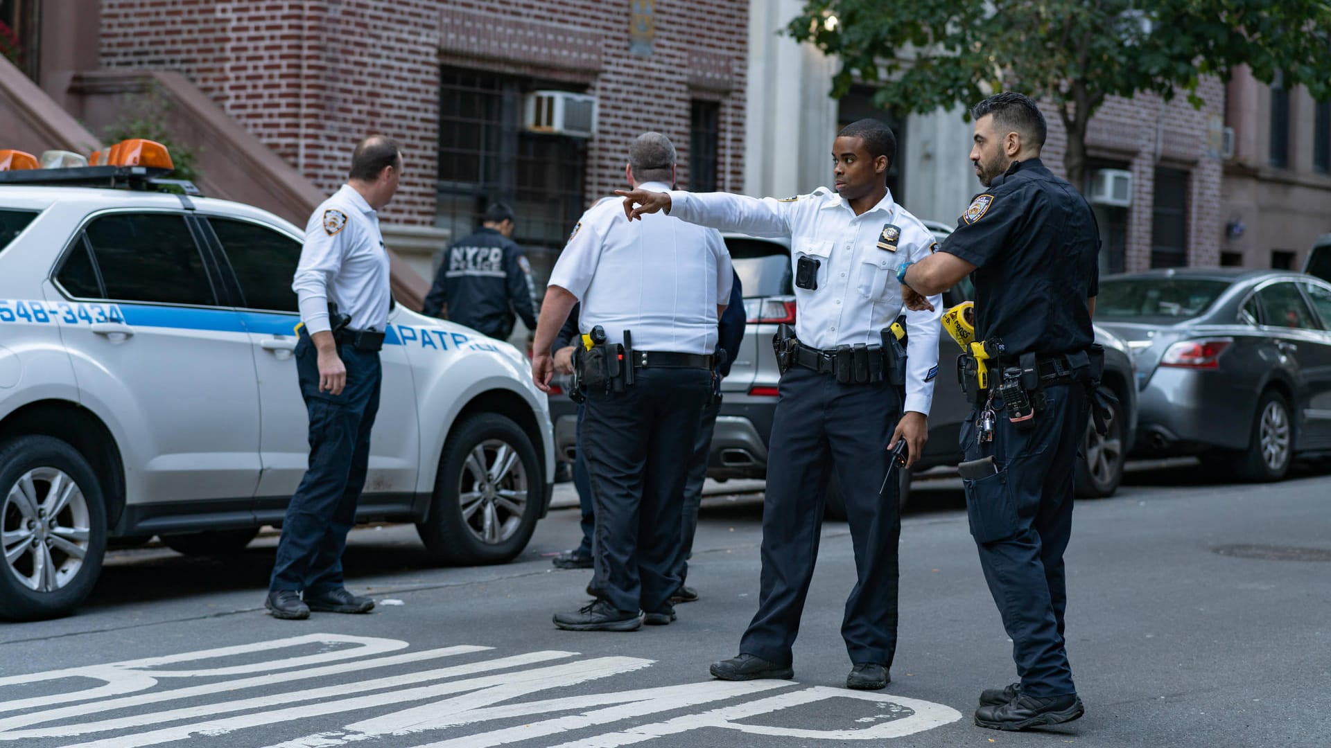 Polizeibeamte sperren eine Straße in New York ab (Archivbild): Weil noch immer viele sich nicht impfen ließen, kann es zu einer Knappheit bei den Rettungskräften kommen.