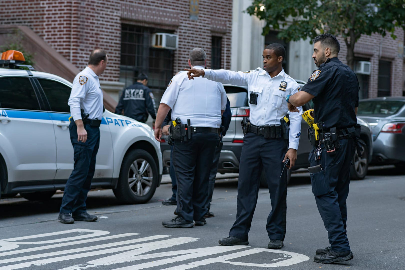 Polizeibeamte sperren eine Straße in New York ab (Archivbild): Weil noch immer viele sich nicht impfen ließen, kann es zu einer Knappheit bei den Rettungskräften kommen.