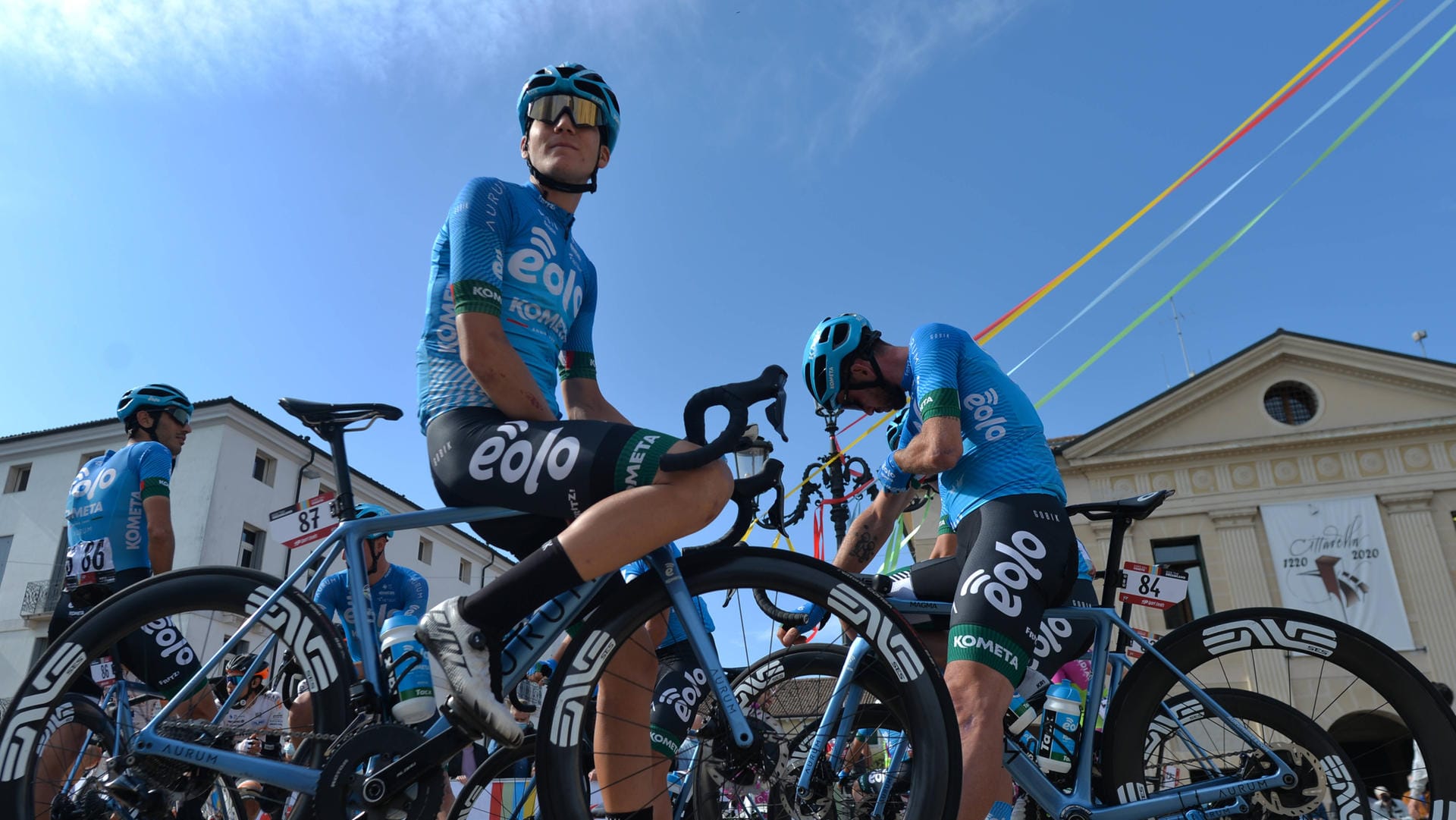 Mitglieder des italienischen Radsportteams bei einer Pause während des Giro de Veneto (Archivbild): Die 22 Räder, die vor einer Woche gestohlen wurden, sind in Rumänien aufgetaucht.