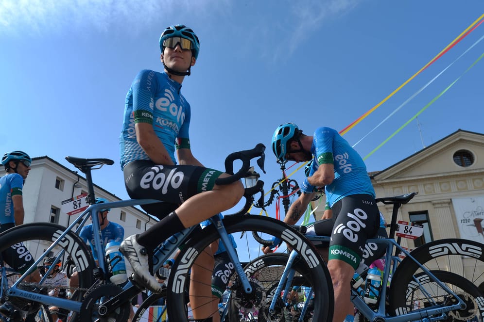 Mitglieder des italienischen Radsportteams bei einer Pause während des Giro de Veneto (Archivbild): Die 22 Räder, die vor einer Woche gestohlen wurden, sind in Rumänien aufgetaucht.