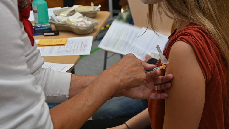 Eine junge Frau erhält eine Corona-Impfung (Symbolbild): In Deutschland gibt es eine vierte Welle, vor allem Ungeimpfte sind betroffen.