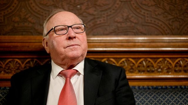 "Wenn die Impfung das einzige ist, was in der Pandemie hilft, dann sollte man es auch tun", sagt HSV-Legende Uwe Seeler. "Wenn die Impfung das einzige ist, was in der Pandemie hilft, dann sollte man es auch tun", sagt HSV-Legende Uwe Seeler.